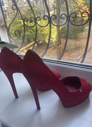 Красные емлегантные туфли