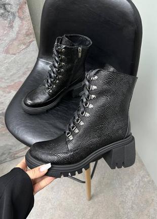 Женские ботинки из натуральной кожи на толстых каблуках