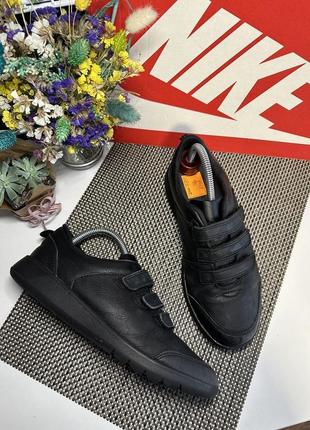 Оригінальні кросівки на липучці clarks