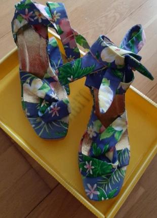 Босоніжки braska на платформі