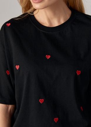 Женская футболка украшена вышитыми сердцами7 фото