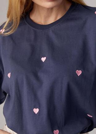 Женская футболка украшена вышитыми сердцами8 фото