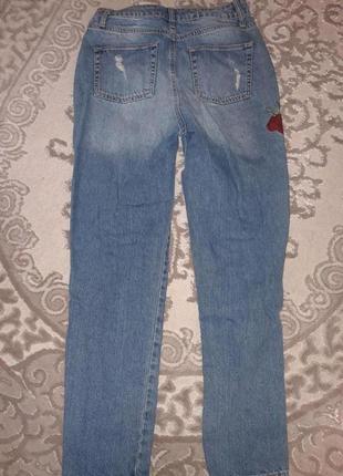 Стильные джинсы с вышивкой и разрезами на коленях2 фото