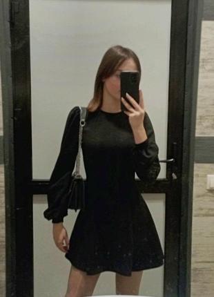 Черное лаконичное платье