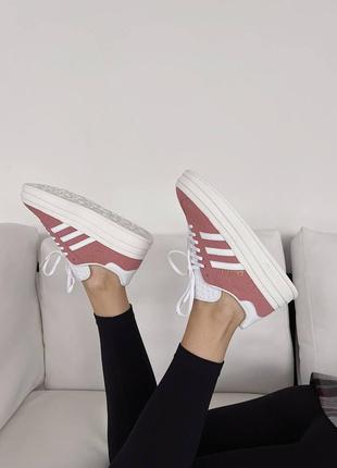 Жіночі замшеві кросівки adidas gazelle bold pink/white адідас газелі на платформі1 фото