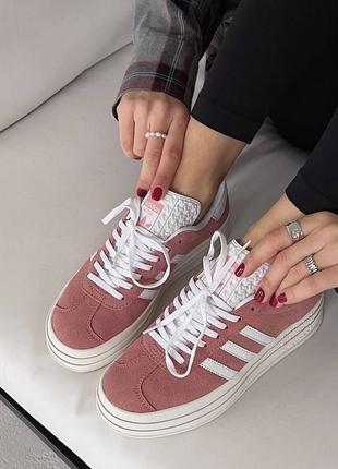 Жіночі замшеві кросівки adidas gazelle bold pink/white адідас газелі на платформі6 фото