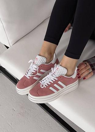 Жіночі замшеві кросівки adidas gazelle bold pink/white адідас газелі на платформі7 фото