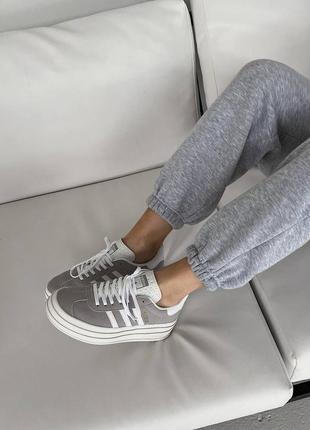 Женские замшевые кроссовки adidas gazelle bold grey white адидас газели на платформе4 фото