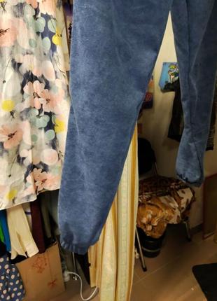 Жіночий костюм з мікровельвету на пуговицях в синьому кольорі3 фото