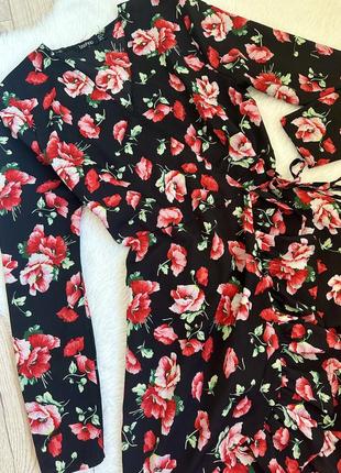 Сукня в квітковий принт на запах з воланом7 фото