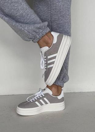 Жіночі замшеві кросівки adidas gazelle bold grey white адідас газелі на платформі