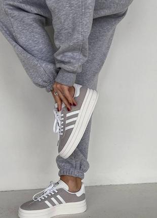 Женские замшевые кроссовки adidas gazelle bold grey white адидас газели на платформе9 фото