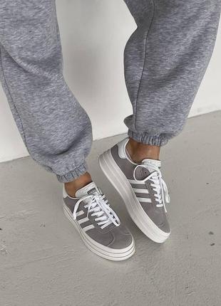 Женские замшевые кроссовки adidas gazelle bold grey white адидас газели на платформе10 фото