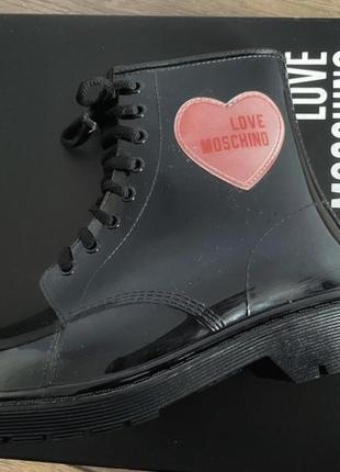 Отличные резиновые ботинки от бренда love moschino 🇮🇹