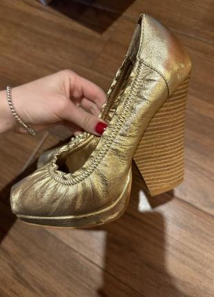 Туфлі жіночі золоті з відкритим носком4 фото
