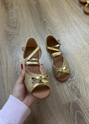 Танцовочные туфельки золотые