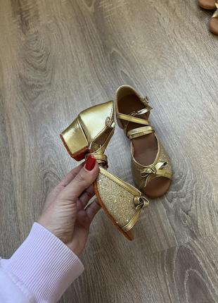 Танцовочные туфельки золотые2 фото
