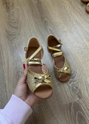 Танцовочные туфельки золотые5 фото