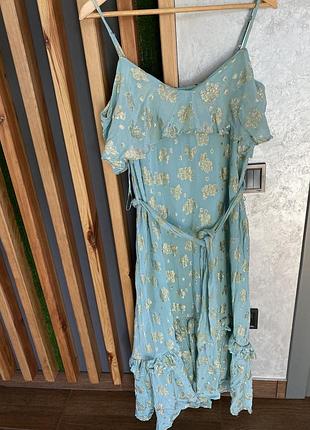 Сукня з воланами із металік-золотими квітами