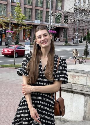 Сукня фонарик, чорна з вишитими квітами