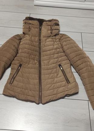 Куртка с капюшоном, который скрывается.