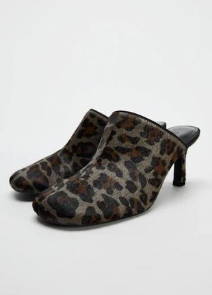 Ворсист і шкіряні жіночі мюлі з лео принтом zara new