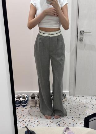 Серые брюки