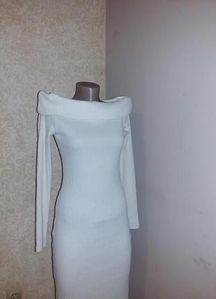 Отличное женское платье с длинным рукавом.