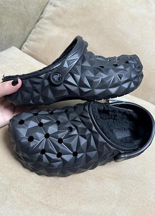Клоги crocs classiclined geometric clog w10