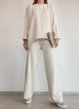 Стильний жіночий костюм