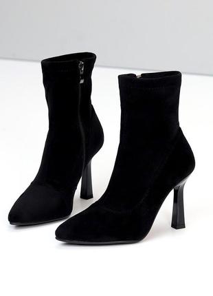 Розпродаж чорні демісезонні ботильйони з гострим носом на підборах 40р.