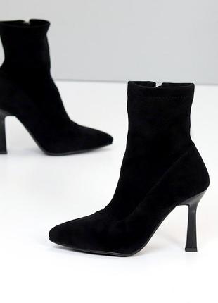 Розпродаж чорні демісезонні ботильйони з гострим носом на підборах 40р.