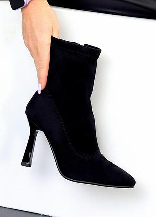 Розпродаж чорні демісезонні ботильйони з гострим носом на підборах 40р.