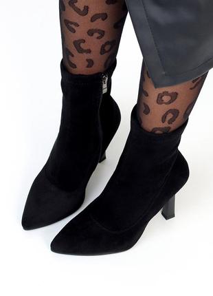 Розпродаж чорні демісезонні ботильйони з гострим носом на підборах 40р.