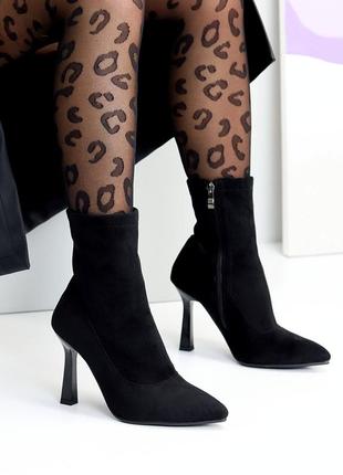 Розпродаж чорні демісезонні ботильйони з гострим носом на підборах 40р.
