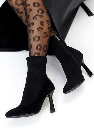 Розпродаж чорні демісезонні ботильйони з гострим носом на підборах 40р.
