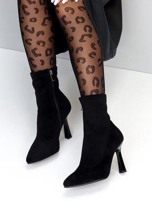 Розпродаж чорні демісезонні ботильйони з гострим носом на підборах 40р.