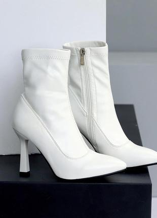 Білі демісезонні ботильйони з гострим носом на підборах