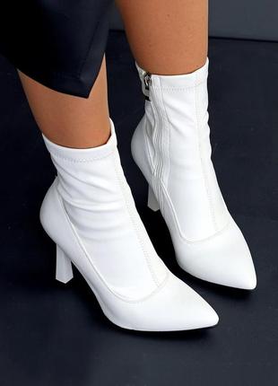 Білі демісезонні ботильйони з гострим носом на підборах