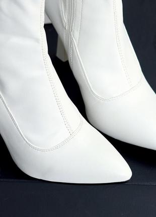 Білі демісезонні ботильйони з гострим носом на підборах