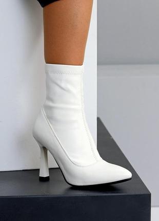 Білі демісезонні ботильйони з гострим носом на підборах
