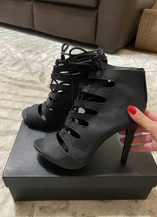 Босоніжки heels
