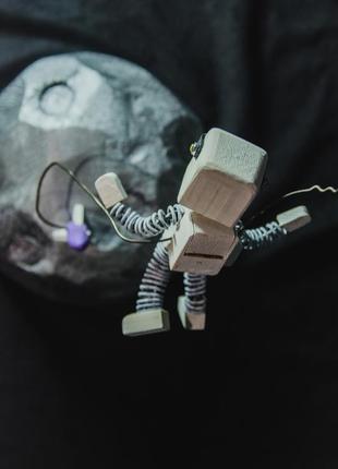 Декоративная деревянная фигурка космонавта. статуэтка космонавт5 фото