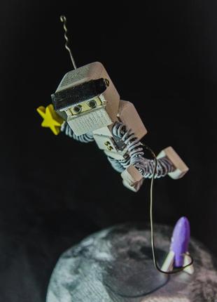 Декоративна дерев'яна фігурка космонавт. статуетка космонавт