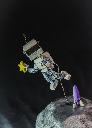 Декоративна дерев'яна фігурка космонавт. статуетка космонавт2 фото