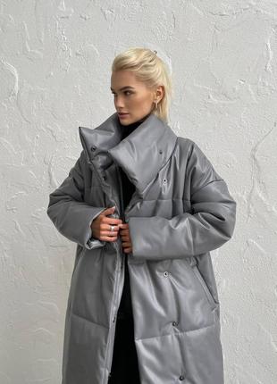 Довга жіноча зимова куртка - пуховик nika з екошкіри класу lux на силіконі 200 без капюшона сірого кольору