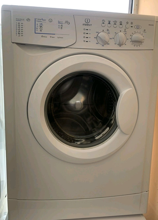 Продам домашнюю стиральную машину indesit wisl105.
италия.