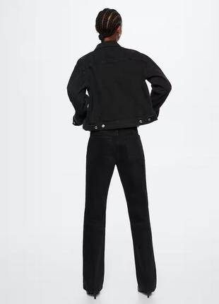 Чорна джинсова куртка mango3 фото