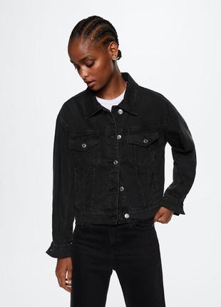 Чорна джинсова куртка mango5 фото