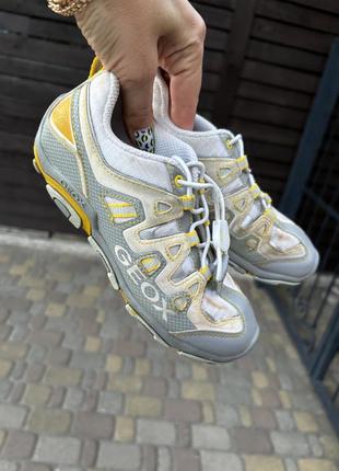 Кроссовки geox идеальное состояние , верх перестирать надо , разводы от плохо вымытого порошка  30 размер 19 см